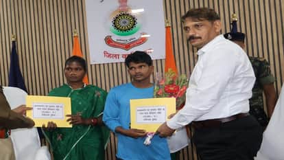 Impact of new rehabilitation policy Naxal couple with a bounty of Rs 10 lakh surrendered in Kabirdham