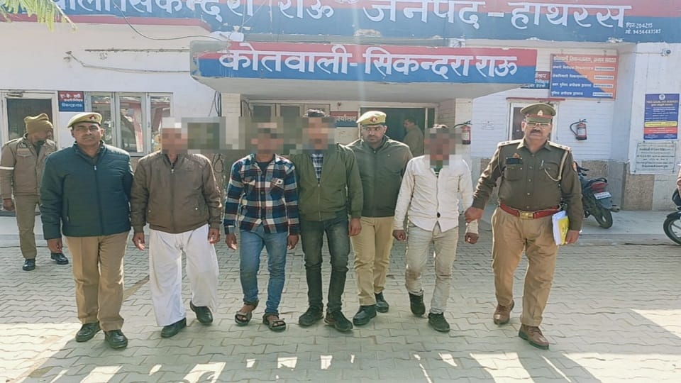 Sikandrarao police arrested four accused of vehicle theft