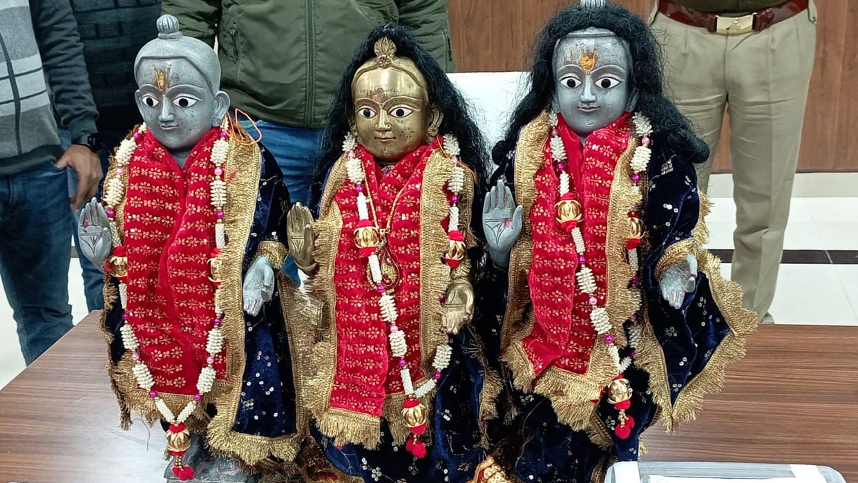 Police recovered 175 years old Ashtadhatu idols worth 30 crore rupees and arrested four thieves
