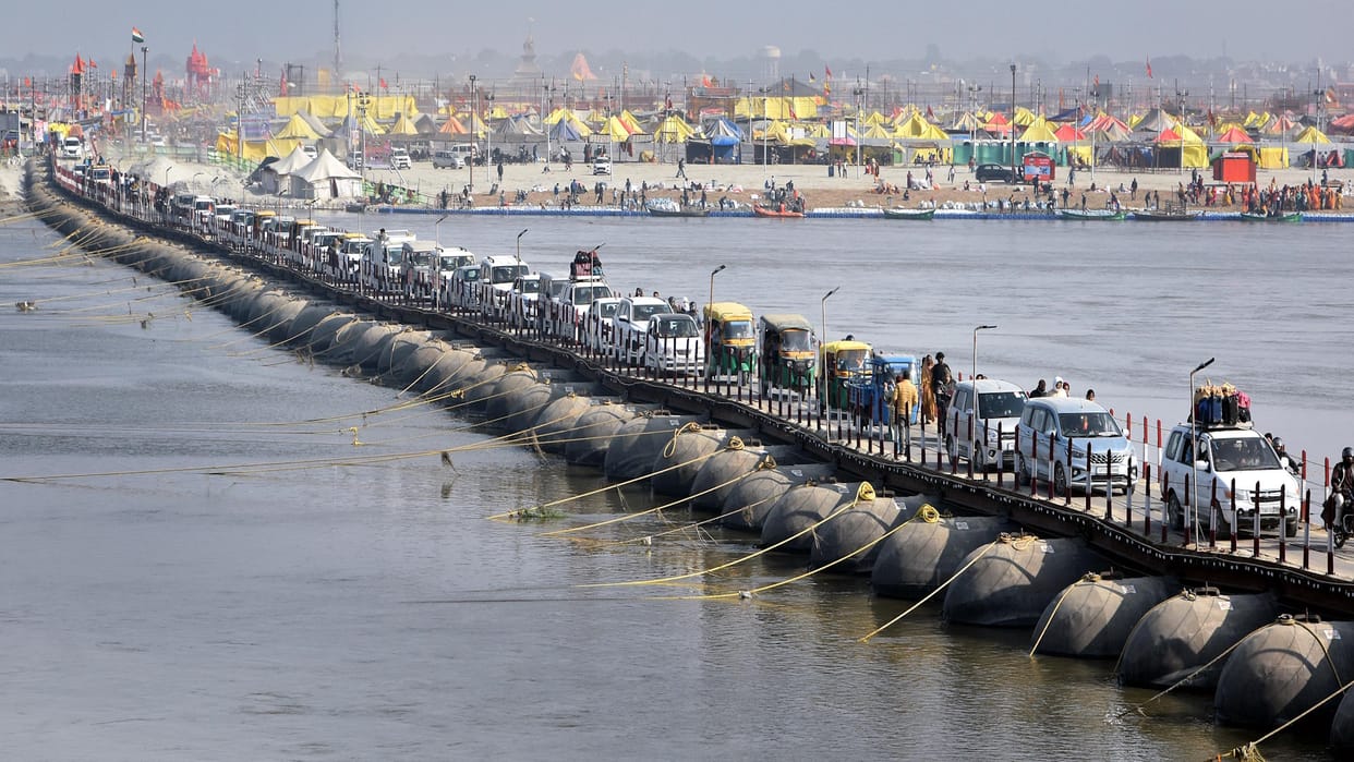 Due to poor arrangements, the city once again got jammed, devotees got upset due to closure of pontoon bridge.