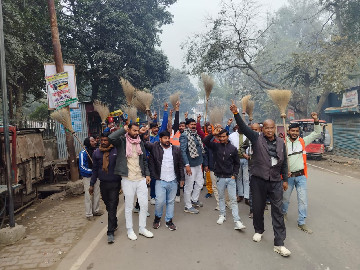 Cleaners protest against SI in Maharajganj in Raebareli.