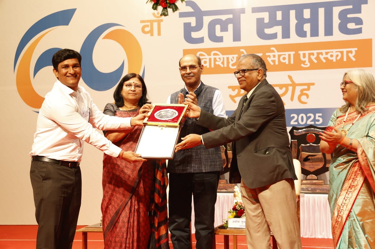 Indore News: Seventeen railway workers including three officers of Ratlam division honored with Vishisht Rail