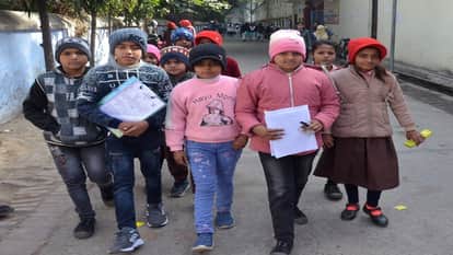 टीकाराम इंटर कॉलेज से जवाहर नवोदय प्रवेश परीक्षा देकर बाहर निकलते परीक्षार्थी