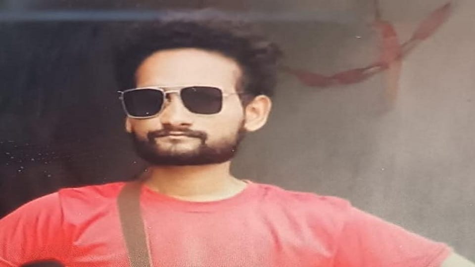 employee of a used car buying and selling shop hanged himself in rudrapur