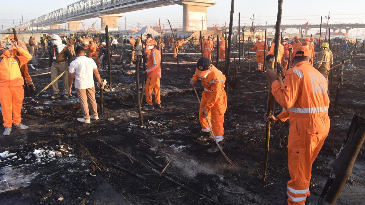 Mahakumbh: A massive fire broke out in Sector 19 of Mahakumbh, devotees were scared after seeing the high flam