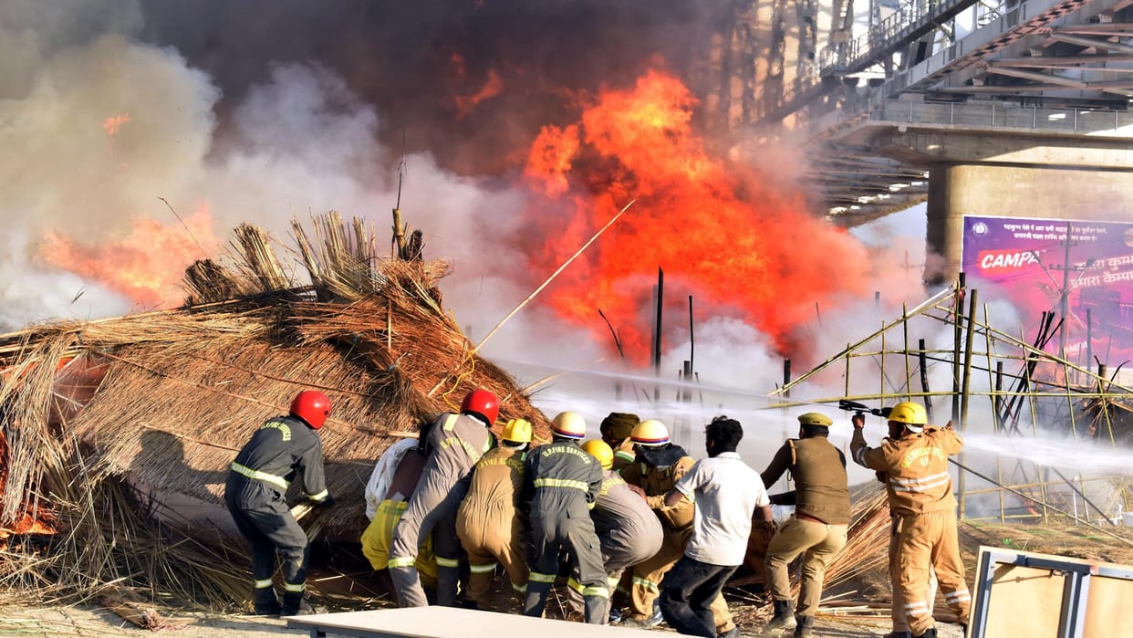 Fire In Mahakumbh: 30 feet high flames rose, intermittent explosions shook the fair