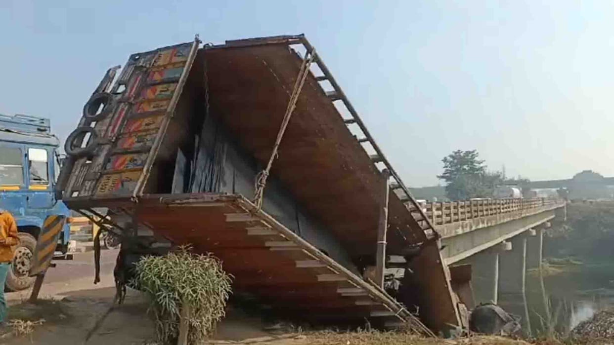 Truck broke railing of Sai river bridge in fog and got stuck, driver stuck in truck for four hours
