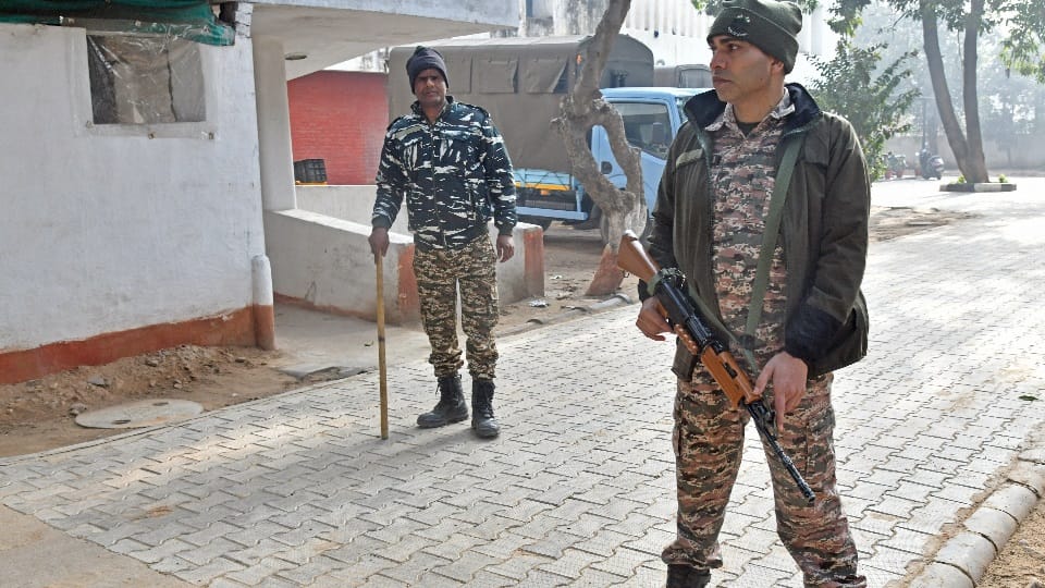 Sector-39 police station was covered from all sides, police and CRPF set up camp