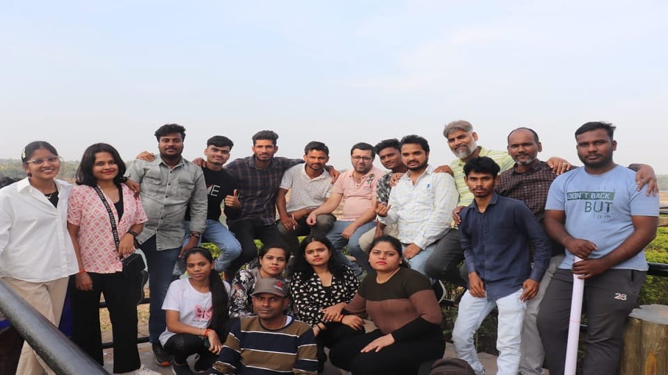 Deaf awareness program of Deaf Association learned sign language by going to Bastar in Balod