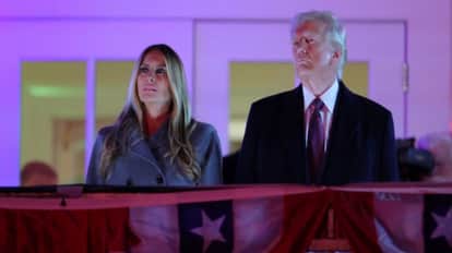 डोनाल्ड ट्रंप अपनी पत्नी मेलानिया संग आतिशबाजी देखते हुए