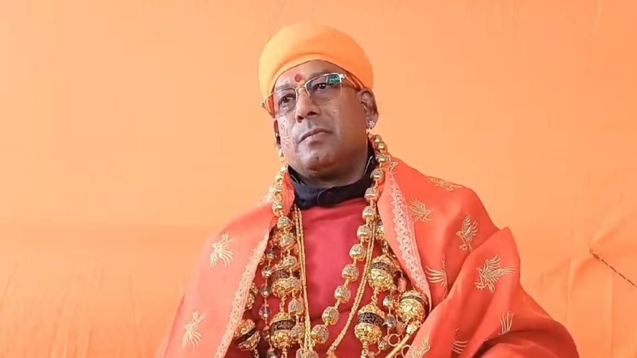 9 lakh 80 thousand people took a dip on the sixth day, Golden Baba wearing six kilos of gold