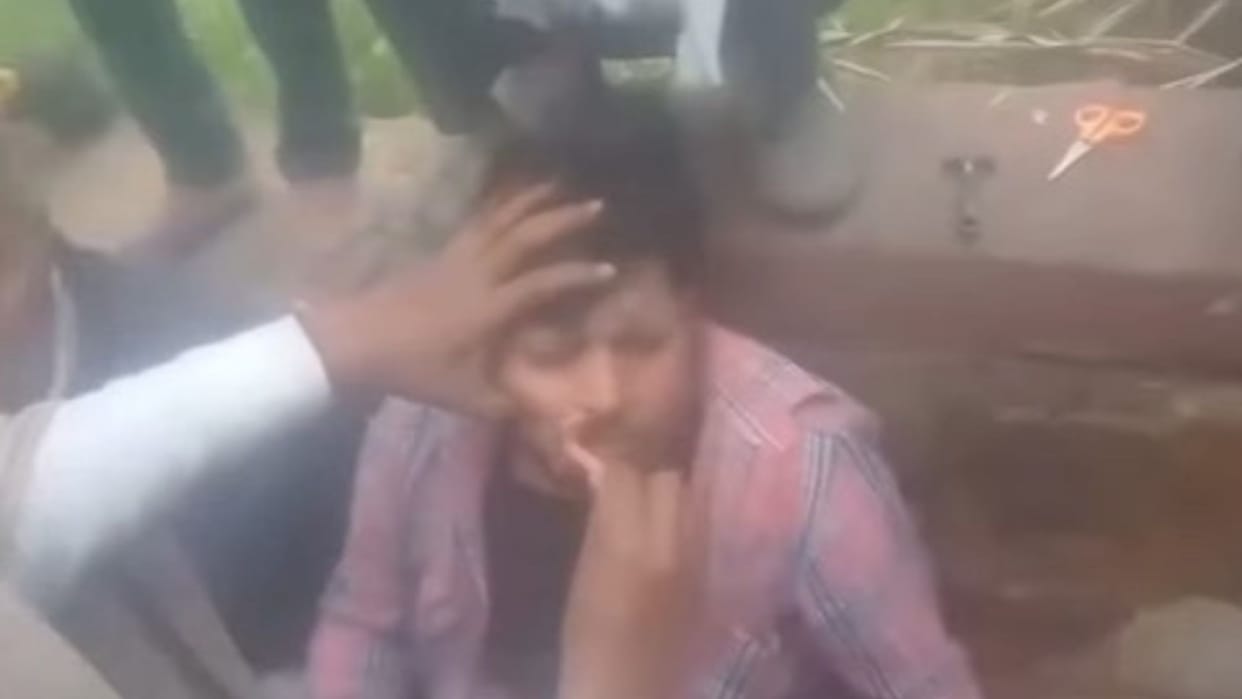 Villagers cut the hair and moustache of the boy who had gone to get engaged in karauli
