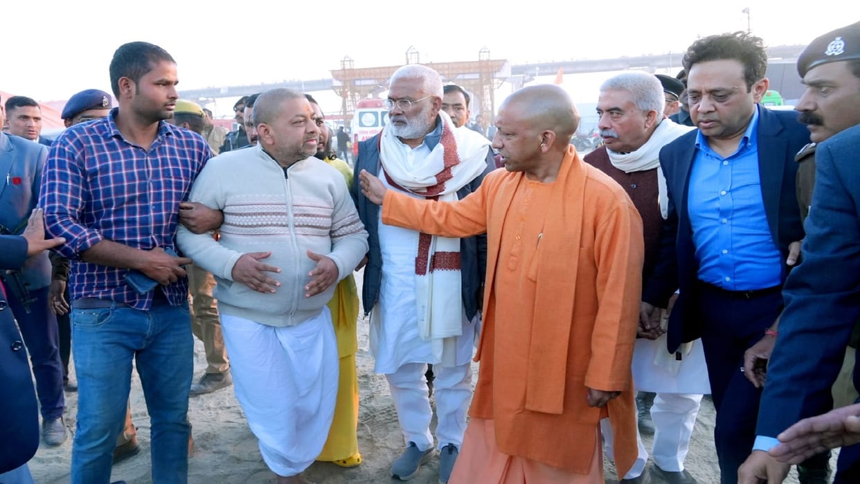 Massive fire broke out in pandal under Shastri Bridge in Mahakumbh