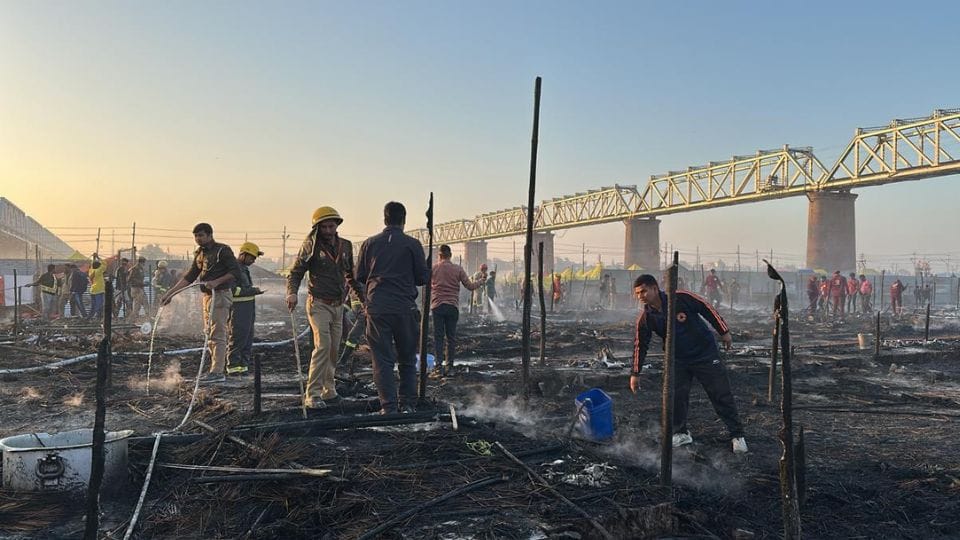 Mahakumbh Mela 2025 Live: Kumbh Mela Cylinder Blast in Prayagraj Fire Photos News in Hindi