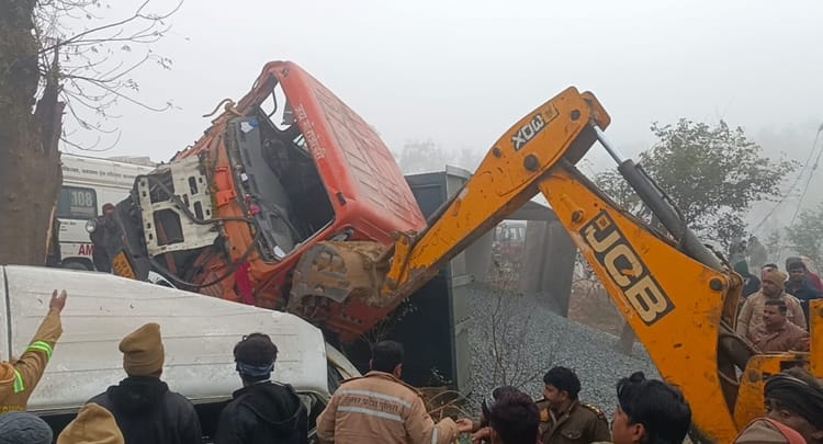 Kanpur Dehat Accident Dumper Overturned On Van After Collision Accident Happened Due To Fog Eight Injured - Amar Ujala Hindi News Live - Kanpur Dehat Accident:टकराने के बाद वैन पर पलटा डंपर, कोहरे के चलते हुआ हादसा, आठ घायल…अस्पताल में भर्ती