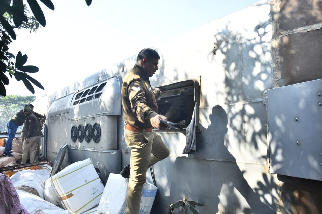 Lucknow: A high-speed double-decker bus coming from Delhi overturned, more than 30 people injured; one's hand