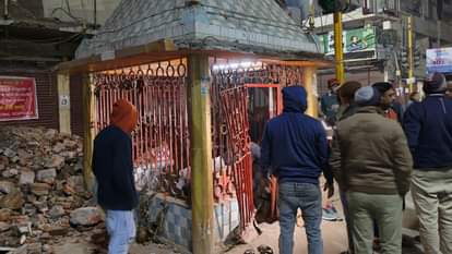 Varanasi News: 8 महीने के प्रयास और 12 मीटिंग के बाद हटाया मंडुवाडीह का मंदिर, सुरक्षा में तैनात रही फोर्स Varanasi News Temple removed from Manduadih crossing police force deployed