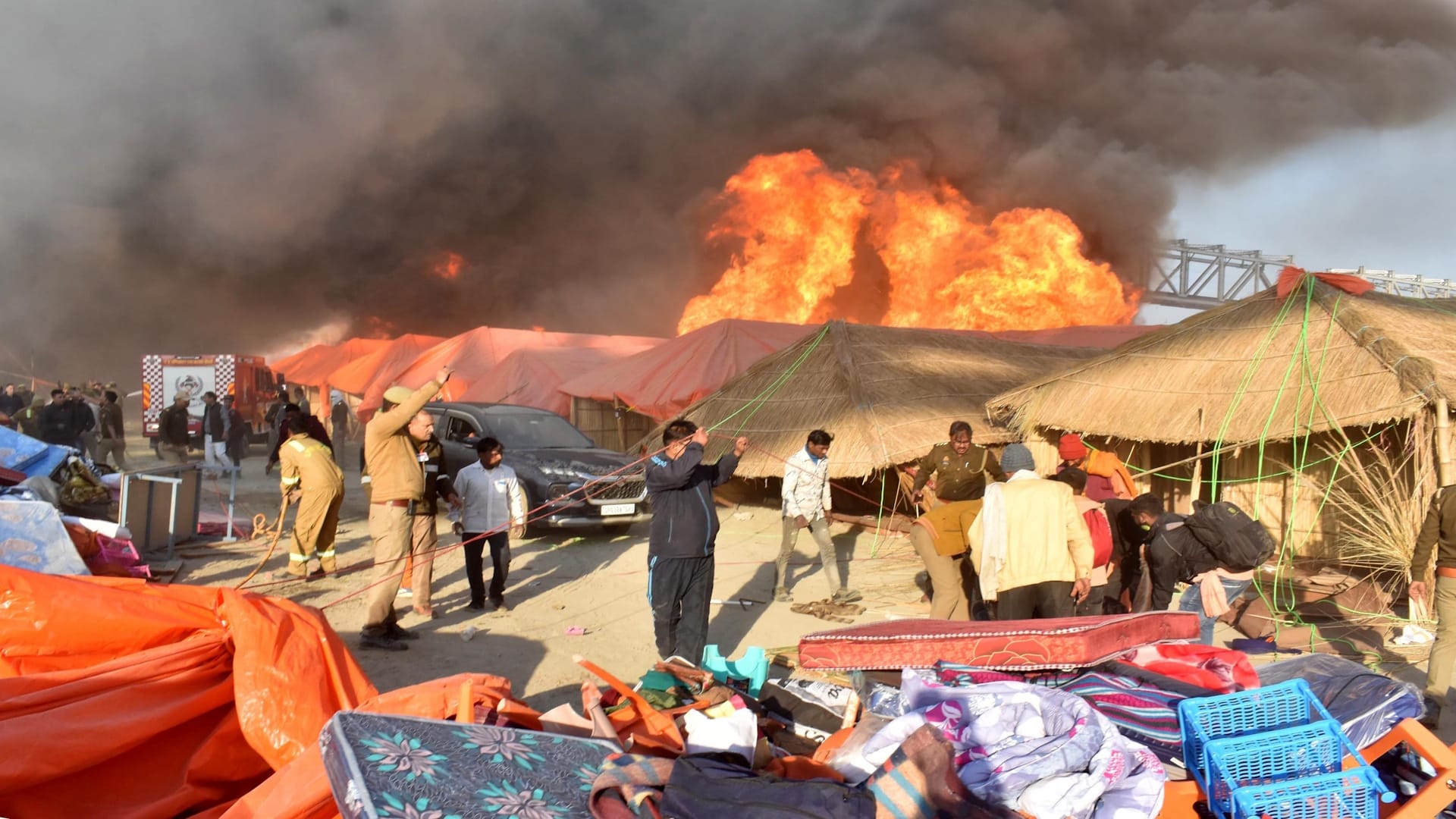 Fire In Mahakumbh: 30 feet high flames rose, intermittent explosions shook the fair