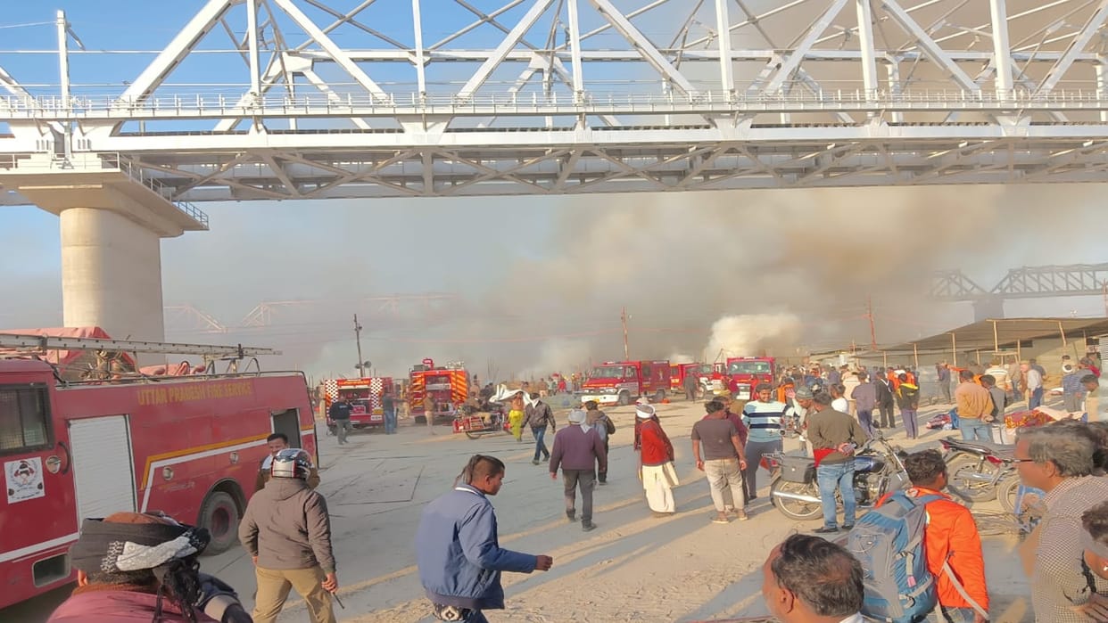 Mahakumbh: After Makar Sankranti, a huge crowd gathered on Sunday, all roads were sealed after the fire