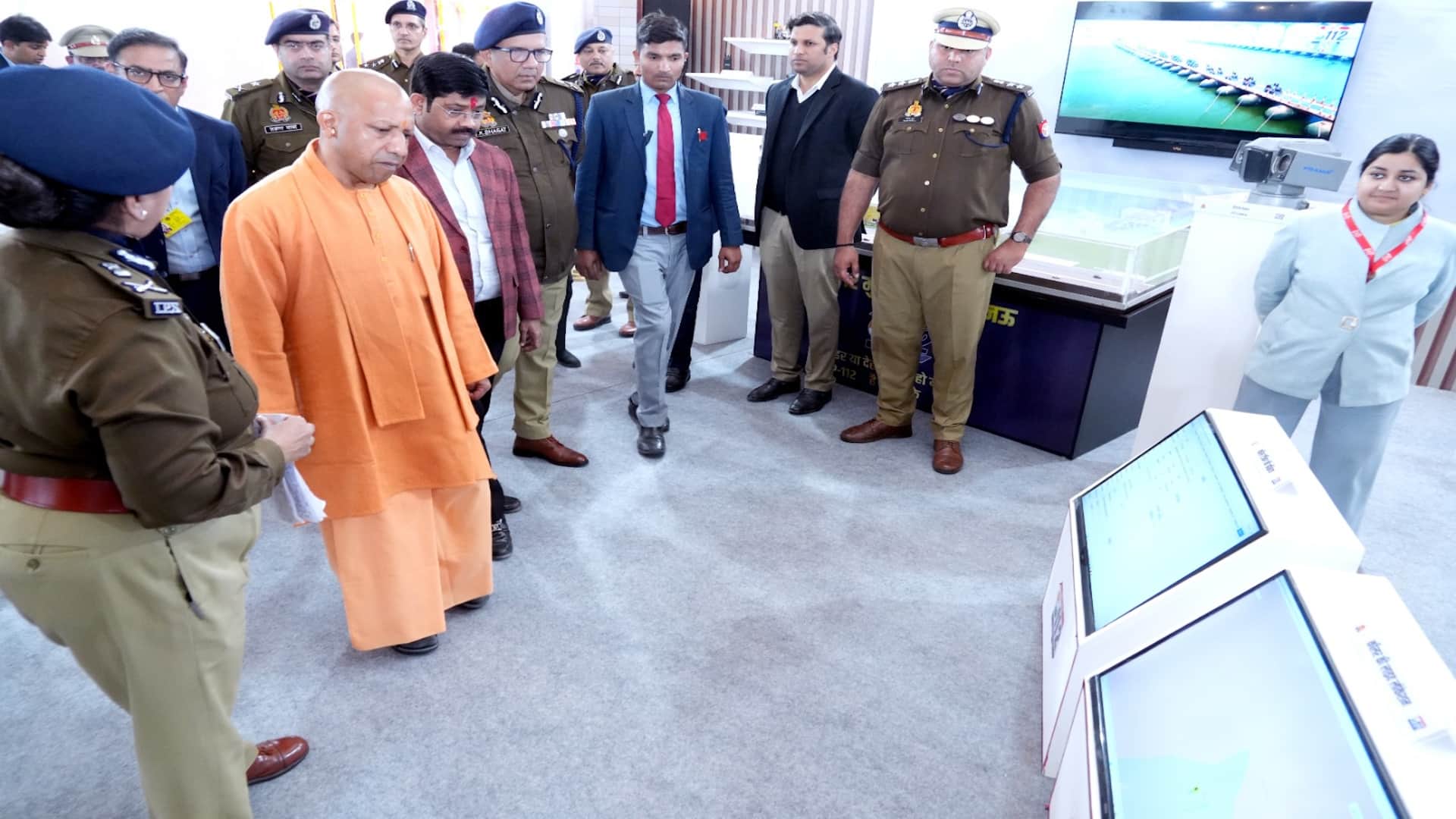 CM Yogi met Morari Bapu and Chindanand, took stock of preparations for Mauni Amavasya
