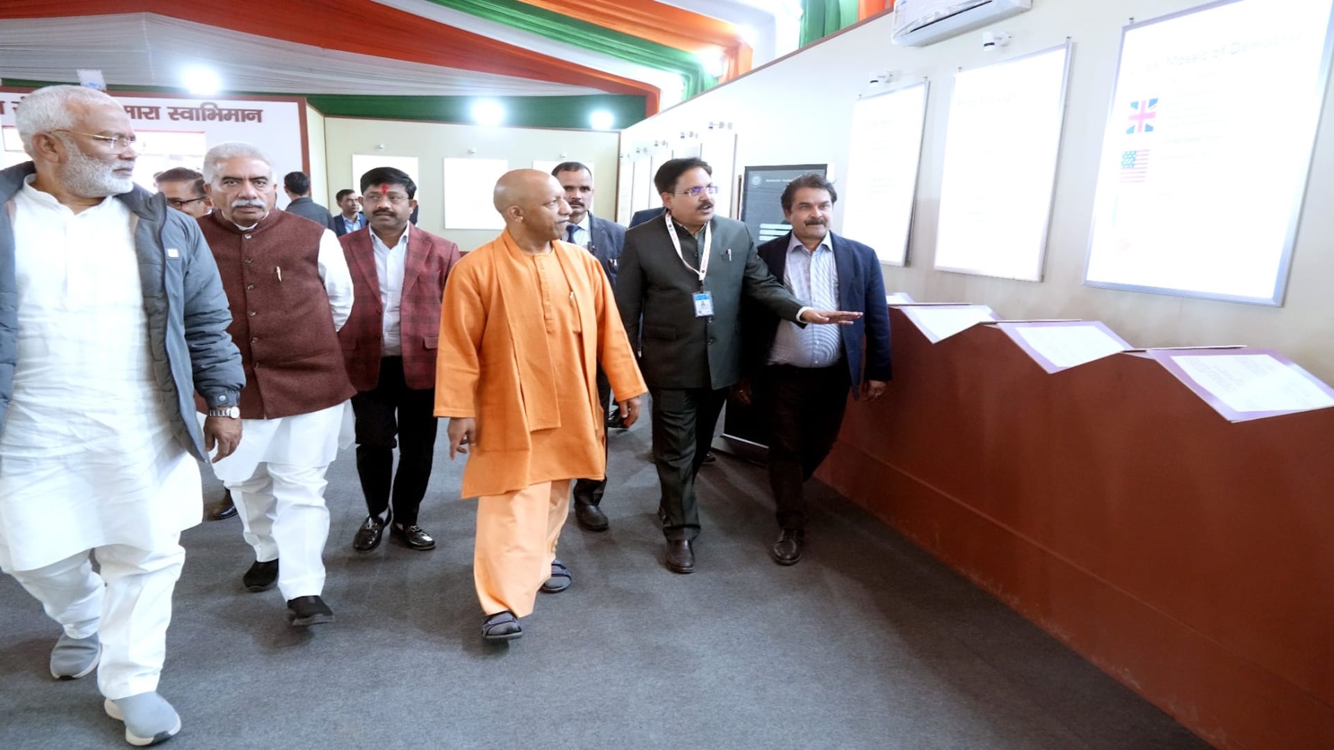 CM Yogi met Morari Bapu and Chindanand, took stock of preparations for Mauni Amavasya