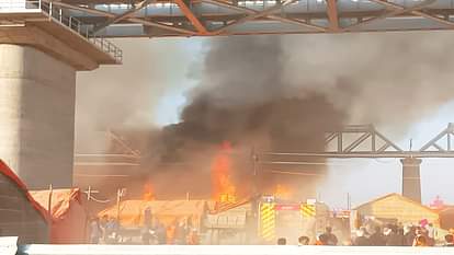 Mahakumbh Mela 2025 Live: Kumbh Mela Cylinder Blast In Prayagraj Fire Photos News In Hindi - Amar Ujala Hindi News Live - Mahakumbh 2025 Live:शास्त्री ब्रिज के नीचे पंडाल में लगी भीषण