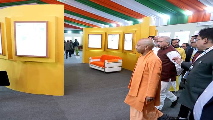 CM Yogi met Morari Bapu and Chindanand, took stock of preparations for Mauni Amavasya