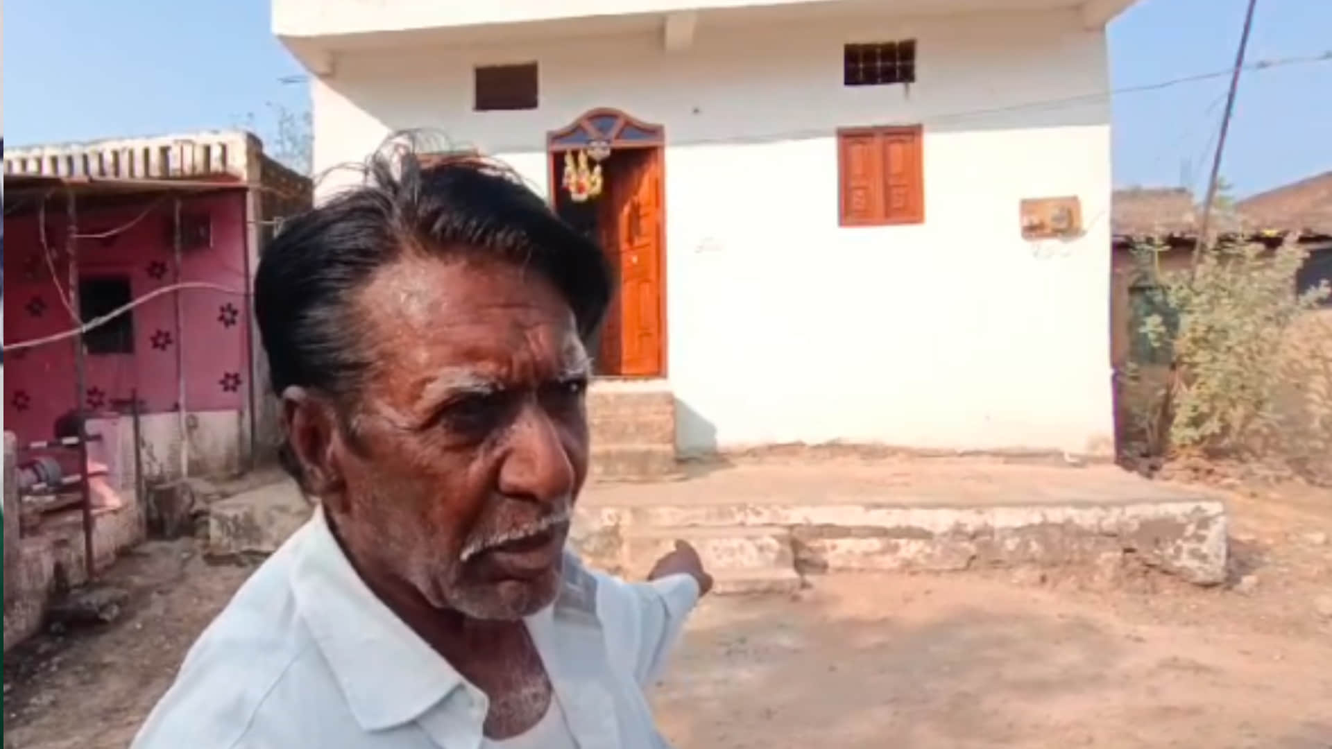 Viral Monalisa: Monalisa with beautiful eyes is not from Indore but from Maheshwar