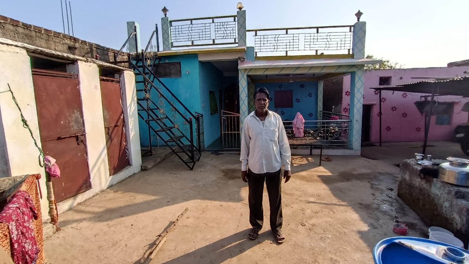 Viral Monalisa: Monalisa with beautiful eyes is not from Indore but from Maheshwar