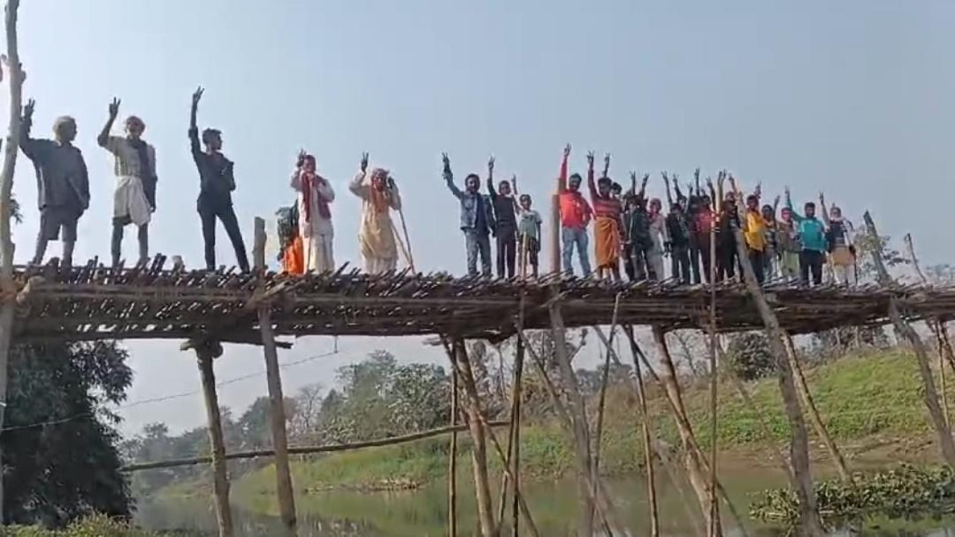 Muzaffarpur: Flood affected area got gift of 2 bridges, people celebrated by playing Holi; 7 decade wait ended