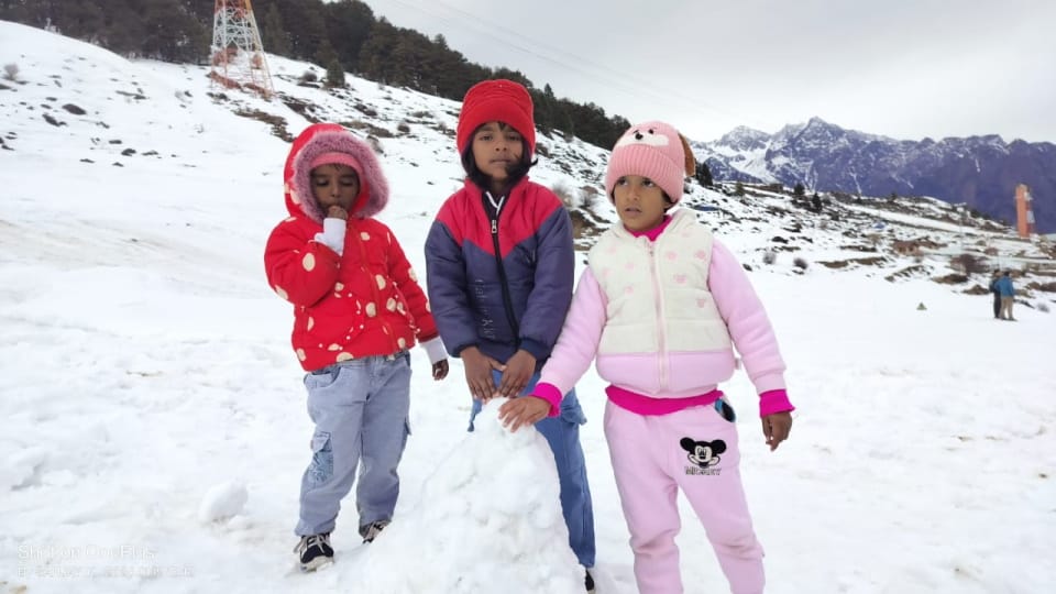World Snow Day Tourists also did skiing along with players in Auli CM Dhami wife also enjoyed