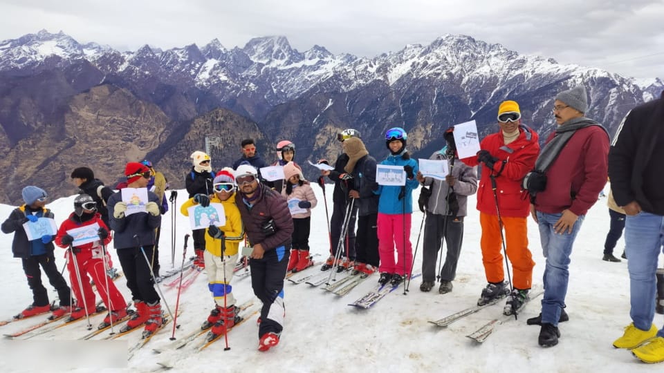 World Snow Day Tourists also did skiing along with players in Auli CM Dhami wife also enjoyed