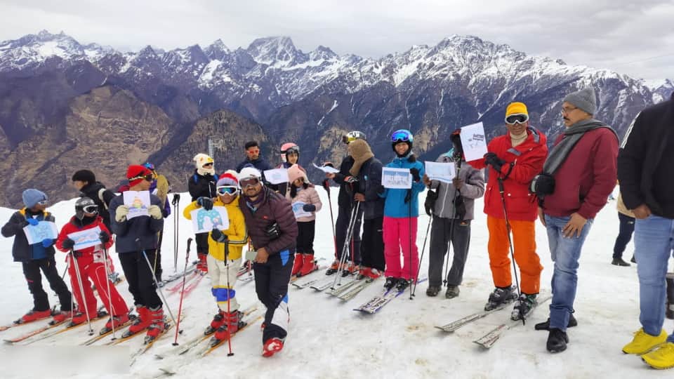 World Snow Day Tourists also did skiing along with players in Auli CM Dhami wife also enjoyed