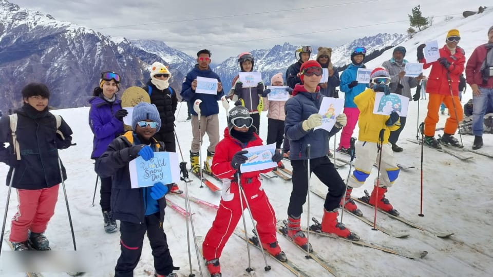 World Snow Day Tourists also did skiing along with players in Auli CM Dhami wife also enjoyed