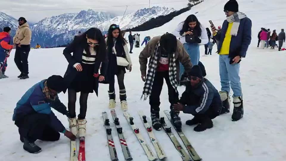 World Snow Day Tourists also did skiing along with players in Auli CM Dhami wife also enjoyed