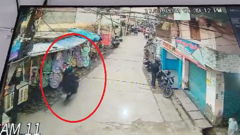 Criminals looted a garland of coins from a shop in broad daylight, two incidents in Moradabad.. VIDEO