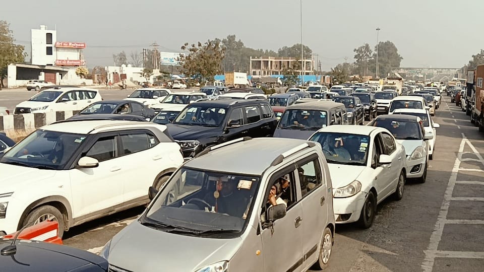 Heavy traffic jam at Pilkhuwa toll, drivers were troubled