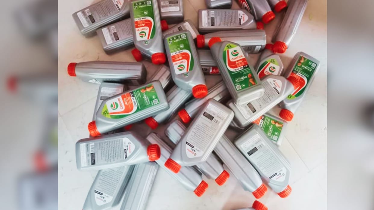 Castrol Oil Fake Mobil sold pasting company sticker police recovered 34 cans FIR in azamgarh