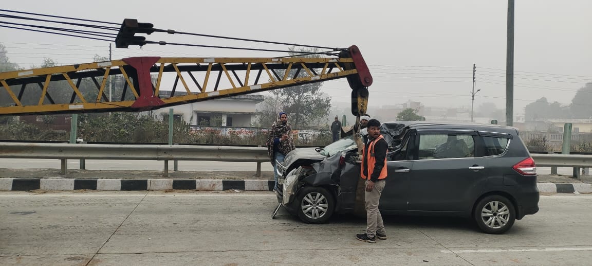 UP: Three DCMs collided with a trailer parked at a closed railway crossing, the car collided; One died on the