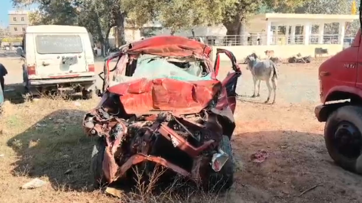 Panna News: A family travelling from Telangana to Jhansi met with a road accident, three died