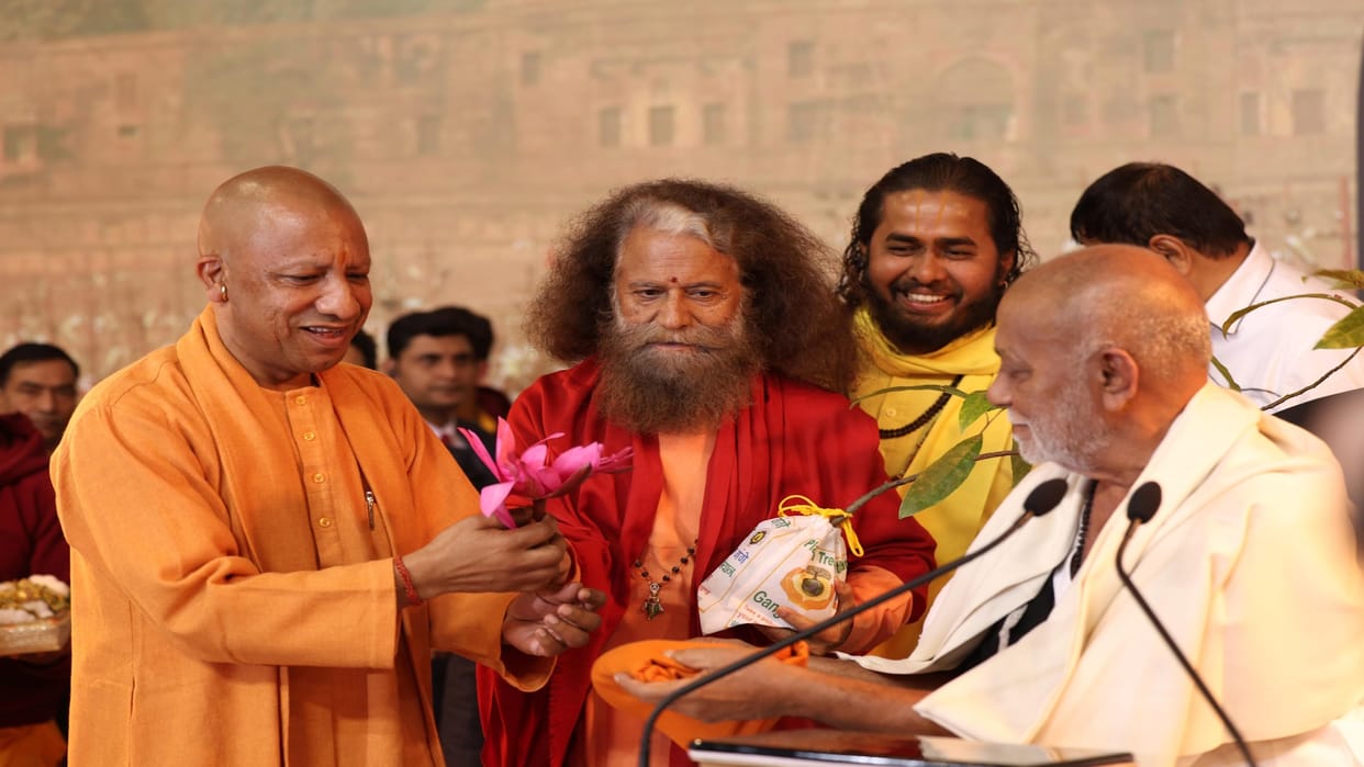 CM Yogi met Morari Bapu and Chindanand, took stock of preparations for Mauni Amavasya