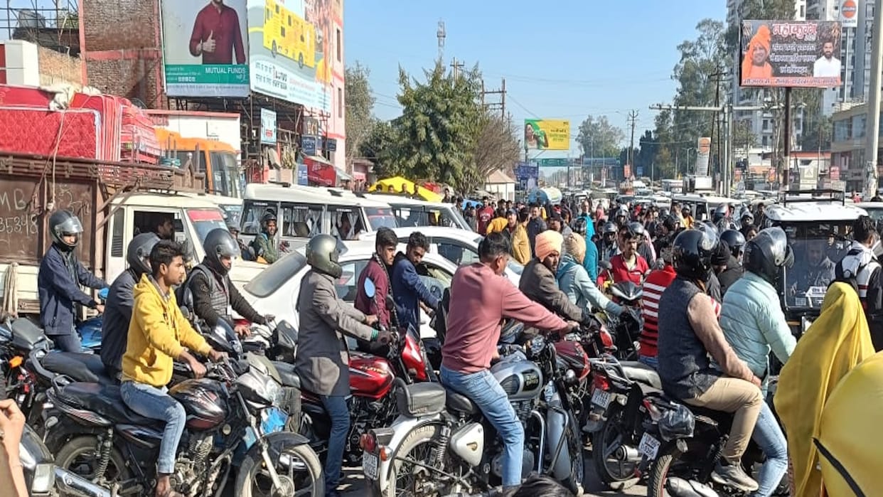 Huge traffic jam from city to Mahakumbh, vehicles were moving for hours