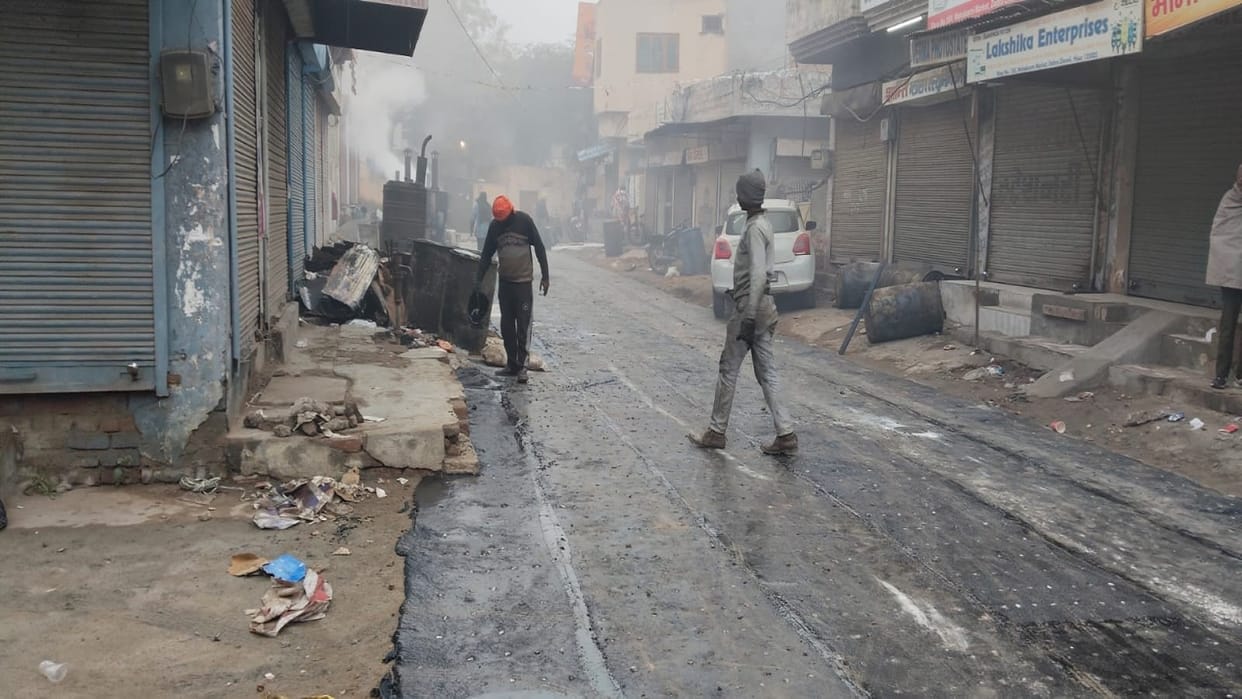Road got constructed in Hisar Municipal Corporation at midnight in harsh winter, people raised questions