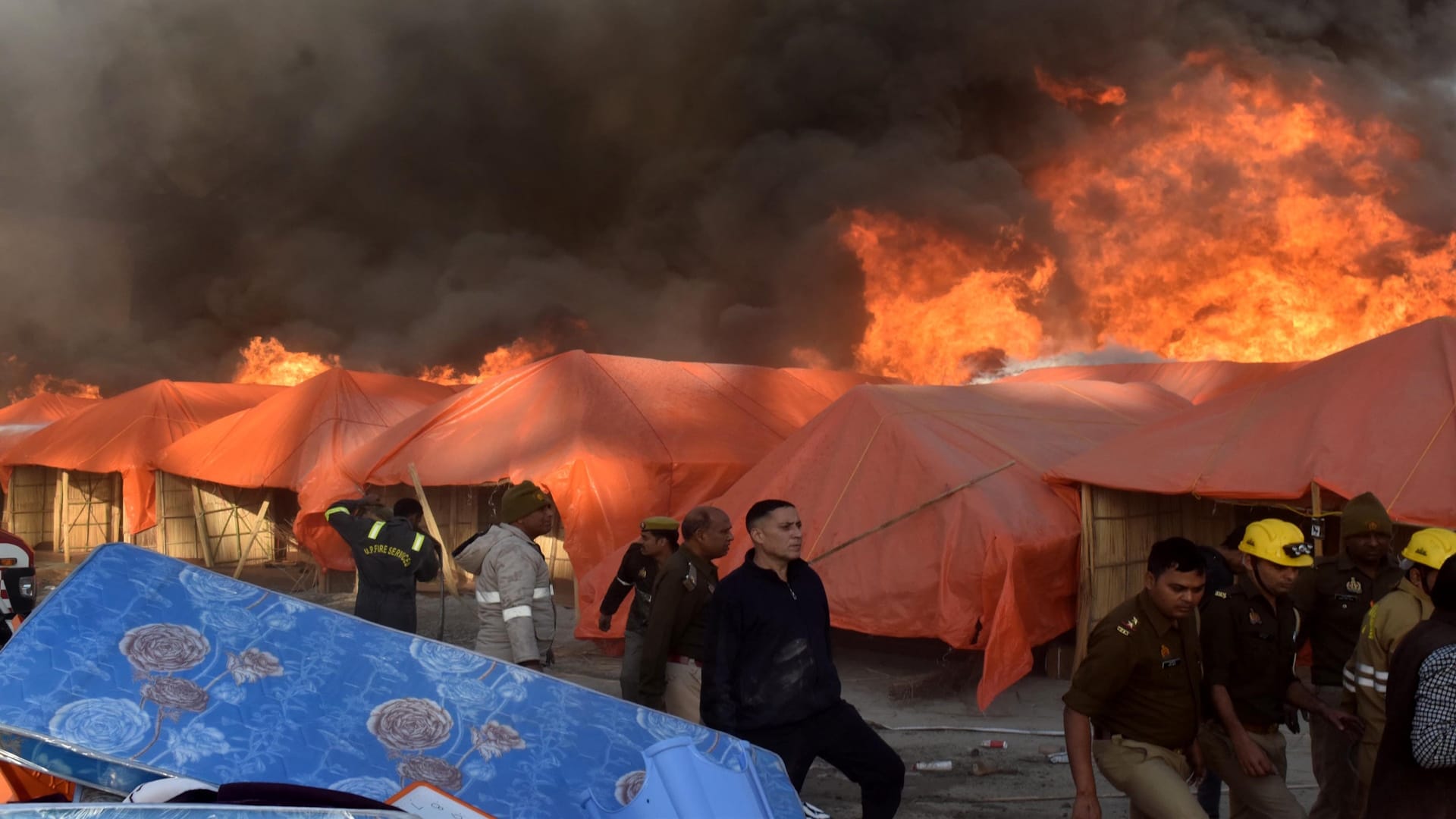 Fire In Mahakumbh: 30 feet high flames rose, intermittent explosions shook the fair