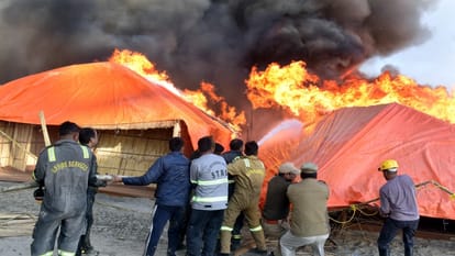 Mahakumbh 300 cottages, five bikes and five lakh cash were also burnt to ashes in the massive fire in Mahakum