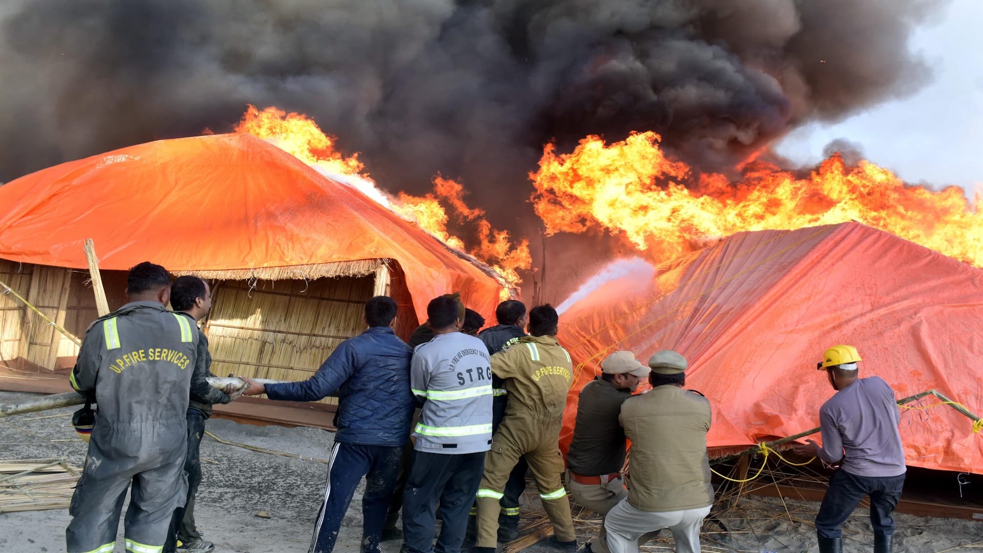 Fire In Mahakumbh: 30 feet high flames rose, intermittent explosions shook the fair
