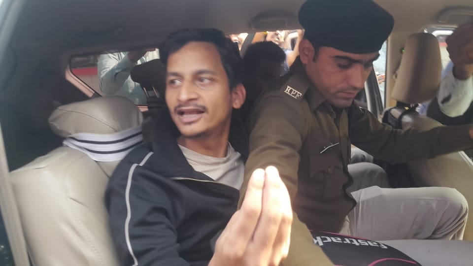 Saif Ali Khan suspect who attacked Saif Ali Khan was caught in Chhattisgarh and was released in durg
