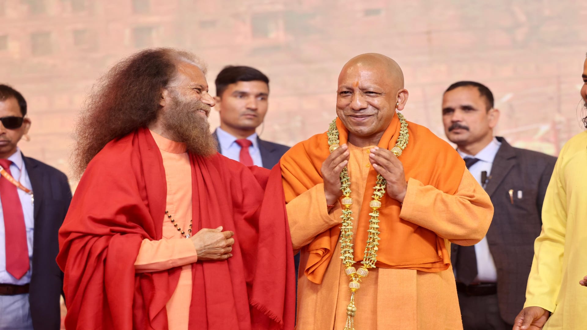 CM Yogi met Morari Bapu and Chindanand, took stock of preparations for Mauni Amavasya