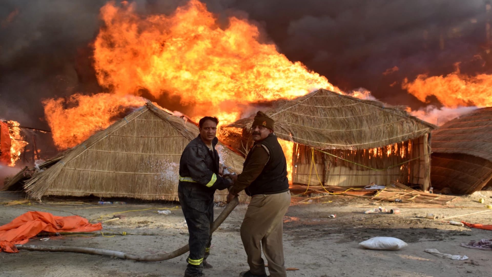 Fire In Mahakumbh: 30 feet high flames rose, intermittent explosions shook the fair