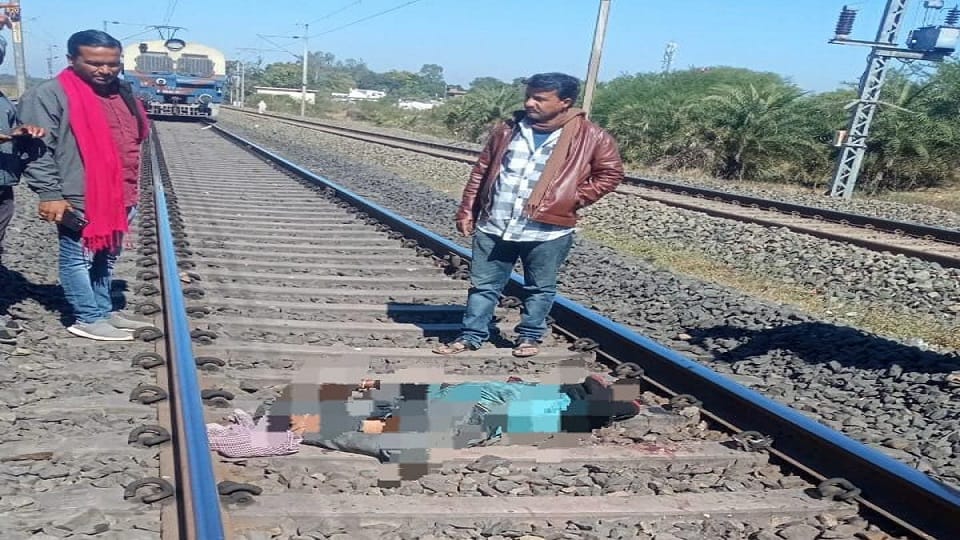 ट्रेन की चपेट में आने से युवक की मौत